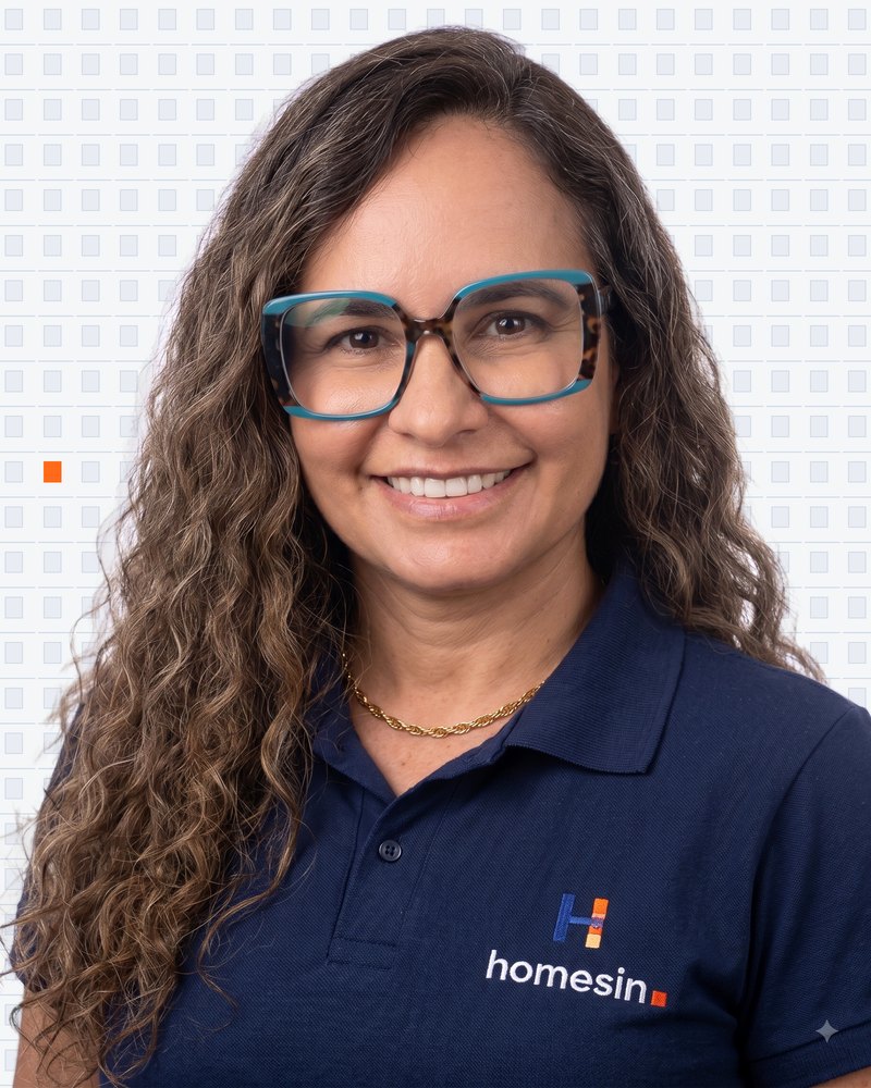 Telma Moraes, síndica profissional e fundadora da Homesin, de camisa polo azul-marinho da marca.
